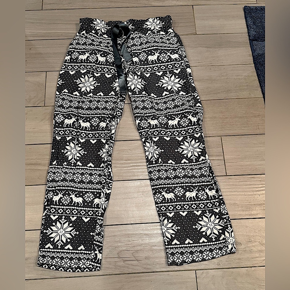 Magellan Pj winter pattern bottoms gray & white with draw string pockets MEDIUM